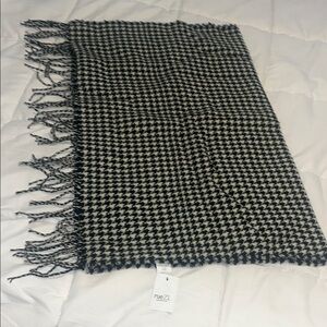 Rue21 Classic Black and White Houndstooth Wrap